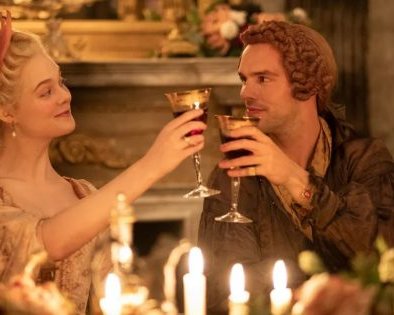 Вышел сериал «Великая» — чёрная комедия о Екатерине II. Но россиянам не нужно оскорбляться, и вот почему