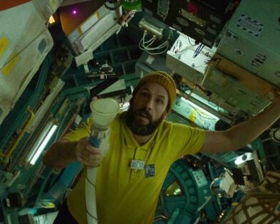 «Космонавт» — фильм от режиссёра «Чернобыля», в котором Адам Сэндлер разговаривает с пауком