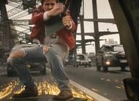 Райан Гослинг выполняет опасные трюки в первом трейлере «Каскадёров»