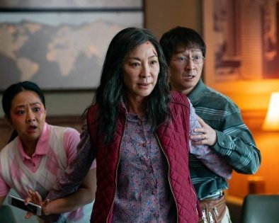 Оскароносный «Всё везде и сразу» высмеивает поп-культуру и говорит о сложных вещах. И это нужно видеть