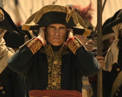 «Наполеон» совмещает батальные сцены и задумчивого Хоакина Феникса — и это красиво